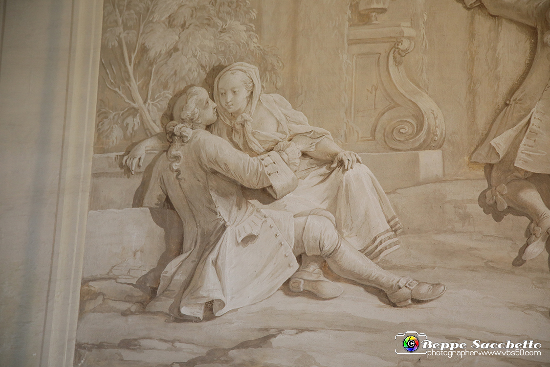 VBS_6620 - Villa Pisani - Stra (Venezia).jpg - SALA DELLA VILLEGGIATURA  Questo ambiente è affrescato da Francesco Simonini (1686 - post 1755) con grandi scene monocrome: i I Ballo campestre e l' Intrattenimento galante in giardino. I busti scultorei, forse di Giacomo Antonio Pasonelli (secc. XVII-XVIII) raffigurano, in senso orario, da sinistra: la Primavera, l'inverno, l'Estate e l'Autunno. 